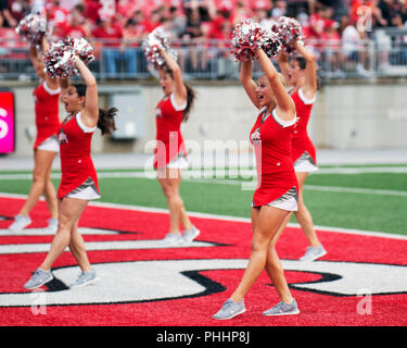 Columbus, Ohio, Stati Uniti d'America. 1 Sep, 2018. Ohio State cheerleaders eseguire presso il NCAA Football gioco tra la Oregon State castori & Ohio State Buckeyes presso lo Stadio Ohio in Columbus, Ohio. Brent Clark/Cal Sport Media/Alamy Live News Foto Stock