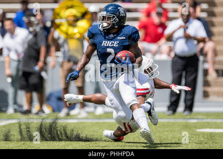 Houston, TX, Stati Uniti d'America. 1 Sep, 2018. Riso gufi running back Austin Walter (2) viene eseguito in passato un difensore durante la restituzione di un punt durante il secondo trimestre di un NCAA Football gioco tra la Houston Cougars e il riso Civette alla Rice Stadium di Houston, TX. Houston ha vinto il gioco da 45 a 27.Trask Smith/CSM/Alamy Live News Foto Stock