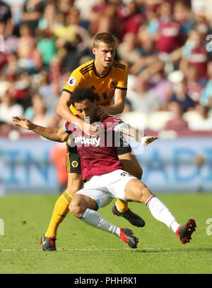 Wolverhampton Wanderers' Ryan Bennett tira indietro il West Ham United di Felipe Anderson durante il match di Premier League a Londra Stadium. Foto Stock