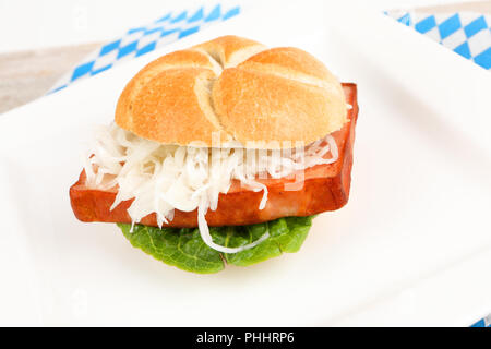 Pagnotta di carne con coleslaw in un rotolo Foto Stock