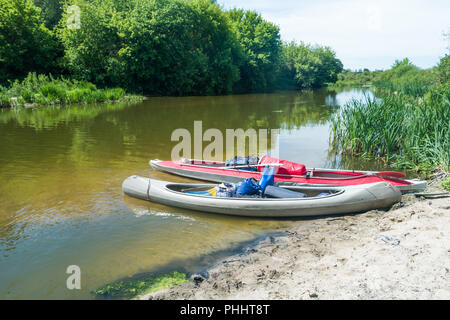 Due kayak in piedi in acqua Foto Stock