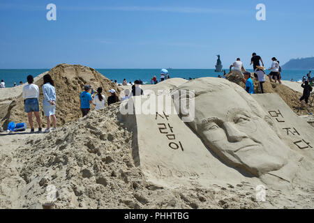 2018 Haeundae Festival di sabbia, Busan. Le sculture di sabbia essendo creato dal popolo nell'area pubblica. Foto Stock