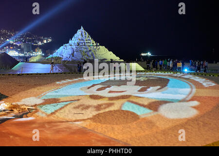 Proiezioni luminose sulla spiaggia tra le sculture illuminato del 2018 Haeundae Festival di sabbia, Busan. Foto Stock