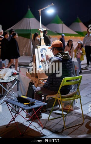 Ritratto artista al lavoro vicino la spiaggia durante il 2018 Haeundae Festival di sabbia, Busan, Corea Foto Stock