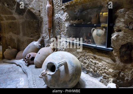 Heraklion, Creta / Grecia. Antiche anfore, altri uso quotidiano gli elementi che sono stati trovati nella zona di mare di Heraklion, che ora si trova all'interno della fortezza Koules Foto Stock