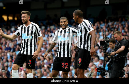 Newcastle United Yedlin DeAndre (centro) punteggio celebra il suo lato del primo obiettivo del gioco con il compagno di squadra Newcastle United Rondon Salomon (a destra) durante il match di Premier League al Etihad Stadium e Manchester. Foto Stock