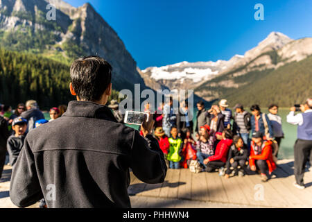 Banff, Canada - Fa xvii 2018 - un gruppo cinese di prendere una foto di gruppo di fronte al Lago Moraine nel Parco Nazionale di Banff in Canada Foto Stock