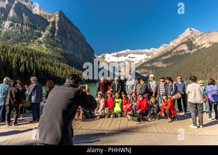 Banff, Canada - Fa xvii 2018 - un gruppo cinese di prendere una foto di gruppo di fronte al Lago Moraine nel Parco Nazionale di Banff in Canada Foto Stock