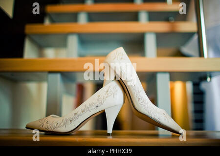 Sposa bianco scarpe su per le scale, lo sfondo è sfocato Foto Stock