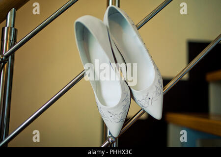 Sposa bianco scarpe su per le scale, close-up Foto Stock