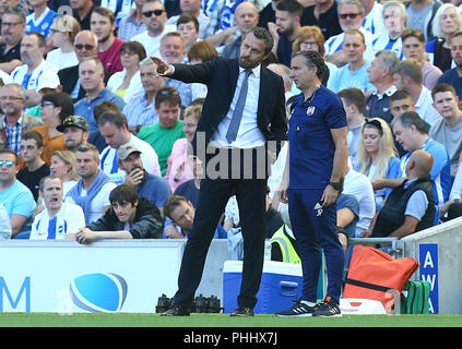 Fulham manager Jokanovic Slavisa (sinistra) con la prima squadra vice capo allenatore Javier Pereira durante il match di Premier League al AMEX Stadium, Brighton. Stampa foto di associazione. Picture Data: Sabato 1 settembre, 2018. Vedere PA storia SOCCER Brighton. Foto di credito dovrebbe leggere: Gareth Fuller/filo PA. Restrizioni: solo uso editoriale nessun uso non autorizzato di audio, video, dati, calendari, club/campionato loghi o 'live' servizi. Online in corrispondenza uso limitato a 120 immagini, nessun video emulazione. Nessun uso in scommesse, giochi o un singolo giocatore/club/league pubblicazioni. Foto Stock