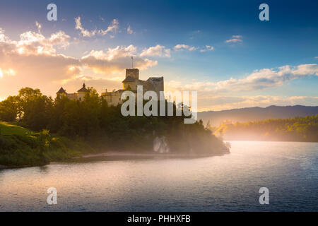 Castello medievale in Niedzica dal lago Czorsztyn Foto Stock