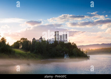 Castello medievale in Niedzica dal lago Czorsztyn Foto Stock