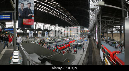 Vista panoramica di spazio interno di Hamburg Hauptbahnhof Foto Stock