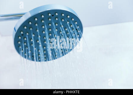 In prossimità della testa di doccia nella stanza da bagno Foto Stock
