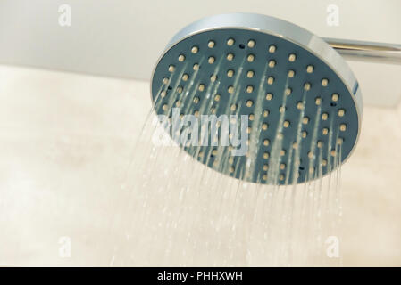 In prossimità della testa di doccia nella stanza da bagno Foto Stock