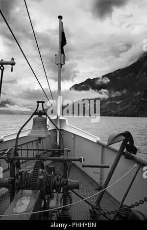 PS Lötschberg (costruito nel 1914 dalla Escher-Wyss, Zurigo) in corso sulla Brienzersee, Svizzera, in una piovosa, Nuvoloso Giorno: bianco & nero versione Foto Stock