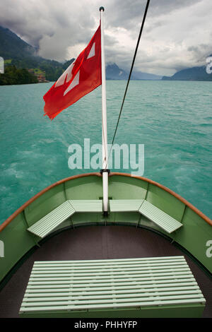 L'elegante verde poppa arrotondata del PS Lötschberg (costruito nel 1914 dalla Escher-Wyss, Zurigo) e l'incredibile turchese del Brienzersee, Svizzera Foto Stock