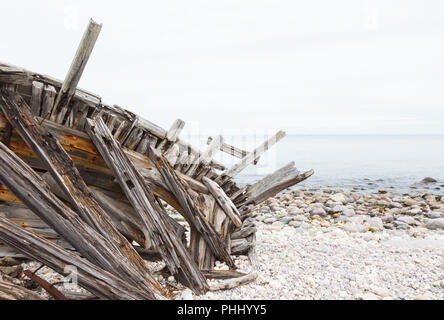 Vecchio naufragio su una riva del mare Foto Stock