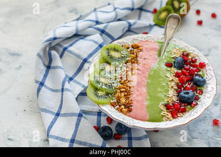 Ciotola Smoothie per una gustosa e sana prima colazione. Foto Stock