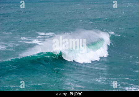 Oceano enorme ondata di rottura in nazare, Portogallo Foto Stock