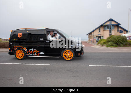 Nero e arancio Volkswagen VW Transporter T30 104 TD a Morecambe, Regno Unito Foto Stock