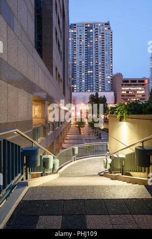 Mel Lastman Square guardando verso Yonge Street al crepuscolo. North York, Toronto, Ontario, Canada. Foto Stock