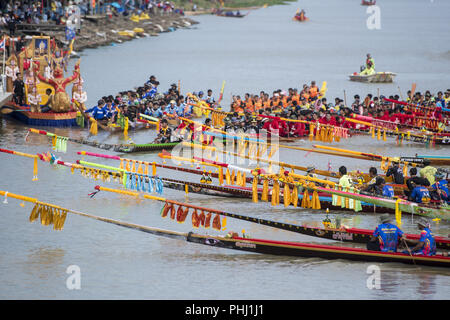 Thailandia ISAN PHIMAI barca lunga gara Foto Stock