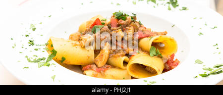 Italiano pasta paccheri con Pesce Spada Foto Stock