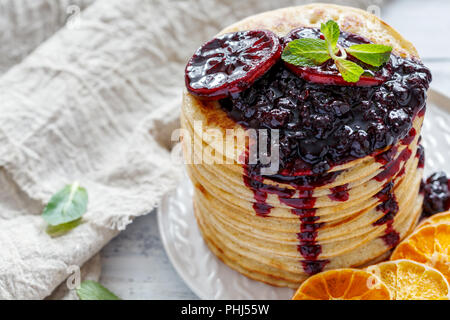 Pila di pancake con salsa di frutti di bosco. Foto Stock