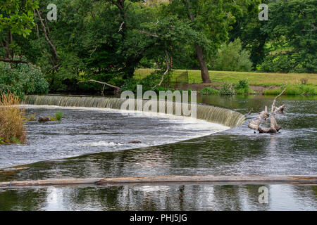 Cascate Horseshoe una forma semicircolare stramazzo che alimenta il Llangollen canal, il Galles. Foto Stock
