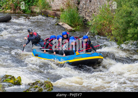 LLANGOLLEN GALLES REGNO UNITO - Agosto 27 2018: White water rafting attraverso rapide sul fiume Dee Foto Stock