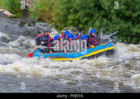 LLANGOLLEN GALLES REGNO UNITO - Agosto 27 2018: White water rafting attraverso rapide sul fiume Dee Foto Stock