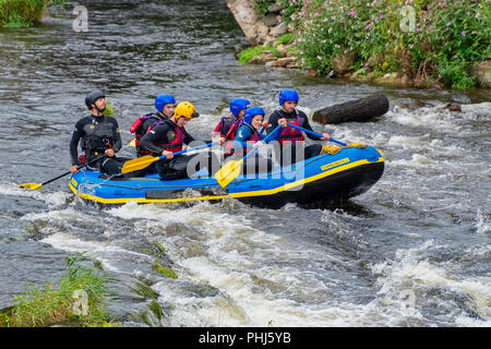 LLANGOLLEN GALLES REGNO UNITO - Agosto 27 2018: White water rafting attraverso rapide sul fiume Dee Foto Stock