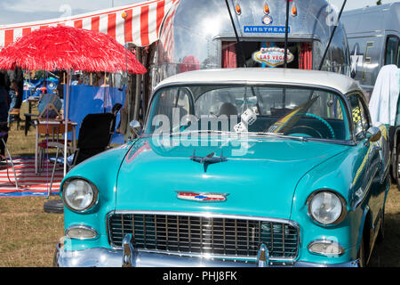 1955 Chevrolet Belair e una roulotte Airstream e a un vintage retrò festival. Regno Unito. Foto Stock