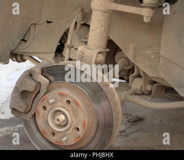 Disco freno auto. La sospensione anteriore riparazione. la trazione anteriore il veicolo senza la ruota sinistra Foto Stock