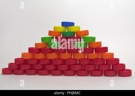 Piramide con parte superiore blu elemento. realizzato multicolore di tappi di bottiglia Foto Stock