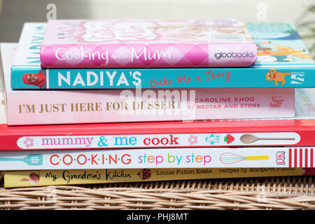 Pila di bambini di imparare a cucinare i libri. Regno Unito Foto Stock