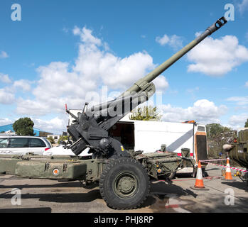 Grosso calibro cannone di artiglieria in posizione di accensione Foto Stock