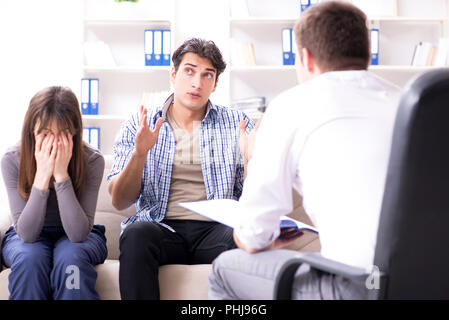 Famiglia visitando psicologo per problema familiare Foto Stock