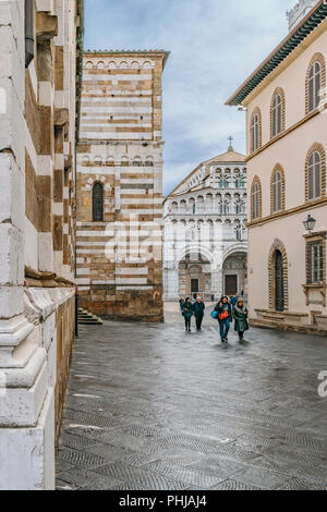 LUCCA, Italia, Gennaio - 2018 - scena urbana al centro storico street della città di Lucca, Italia Foto Stock