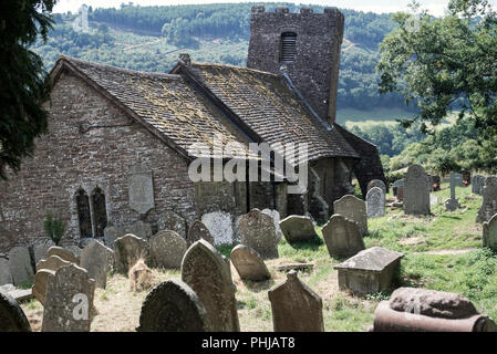 La Chiesa di San Martino, Cwmyoy, Monmouthshire, Galles, famoso per la sua estrema inclinazione, che è stata causata da una frana Foto Stock