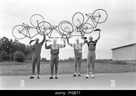 Anni sessanta ciclisti. Il Fåglum fratelli erano ciclista svedese Erik, Gösta, Sture e Tomas Pettersson. I fratelli ha vinto il team time trial mondiale amatoriale di ciclismo tra il 1967-1969 lungo con una medaglia d'argento alle 1968 Olimpiadi di estate. Essi sono stati aggiudicati la Svenska Dagbladet Gold Medal. La Svezia 1967 Foto Stock