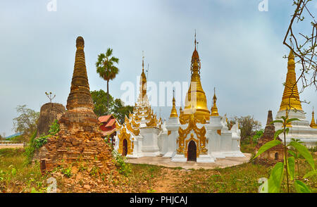 Sankar pagoda. Stupa in primo piano. Lo stato di Shan. Myanmar. Panorama Foto Stock