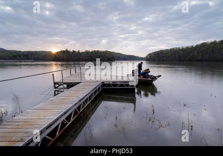 Wahoo Creek Park è una zona ricreativa sul lato nord del Lago Lanier nella contea di Hall, GA. Esso si trova a mt. Vernon Road all'estremità sud del Wahoo Creek Bridge. Si tratta di un relativamente piccolo parco ma dispone di una barca di rampa e alcuni sentieri boscosi che conduce al lago. Il lago di Sidney Lanier è stato creato nel 1956 ed è formata principalmente dalle acque del fiume Chattahoochee. Il lago Copre 38.000 acri di terreno e dispone di oltre 690 chilometri di litorale. Il lago è chiamato dopo il poeta Sidney Lanier. Foto Stock