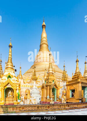 Shwedagon pagoda in Yangon. Myanmar. Foto Stock