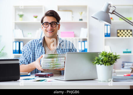 Sales Assistant presso la casa editrice che mostra pronto libri stampati Foto Stock