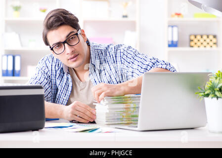 Sales Assistant presso la casa editrice che mostra pronto libri stampati Foto Stock