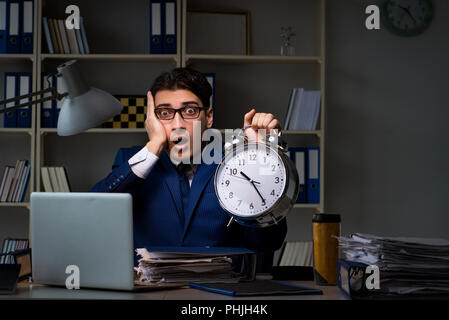 Il dipendente che soggiornano Fine per terminare i lavori sulla revisione dei conti Foto Stock