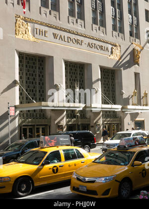 2013 Ingresso al Waldorf Astoria Hotel e il traffico su Park Avenue, New York, Stati Uniti d'America Foto Stock